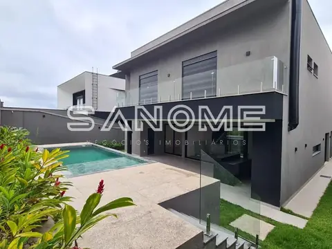 Casa moderna com piscina e área externa