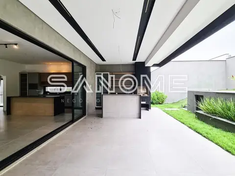 Área externa com piso e cobertura moderna