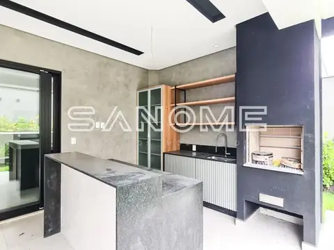 Cozinha moderna com bancada cinza e armários de madeira