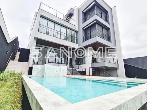 Fachada moderna com piscina e varanda