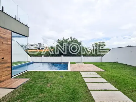 Área externa com piscina e gramado