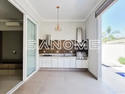 Cozinha integrada com bancada e área externa
