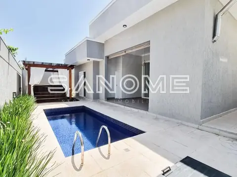 Área externa com piscina e pérgolado