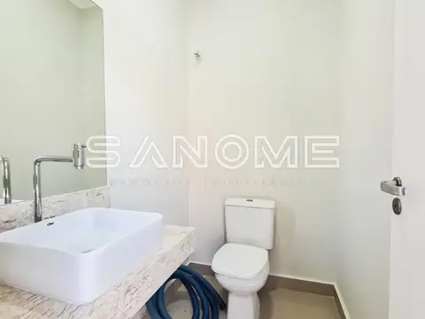 Banheiro com pia branca e vaso sanitário