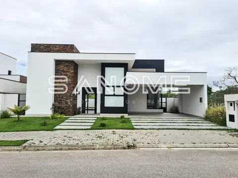 Casa moderna com fachada branca e detalhe em pedra