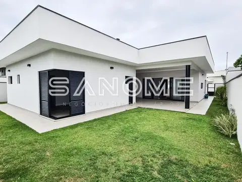 Casa moderna com garagem e fachada branca