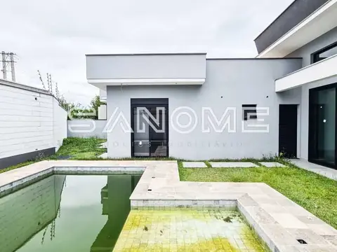 Fachada de casa moderna com área externa