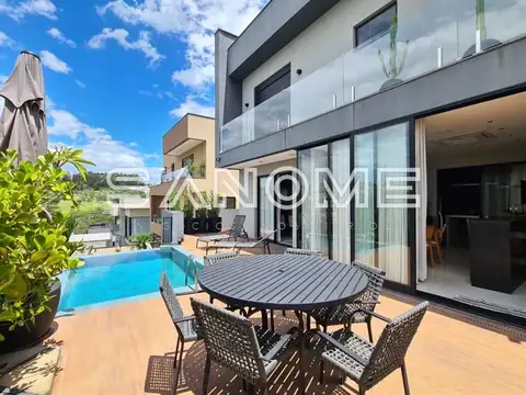 Área externa com piscina e terraço em madeira