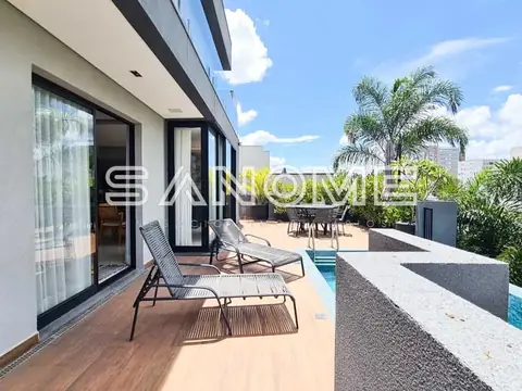 Terraço com espreguiçadeiras e piscina
