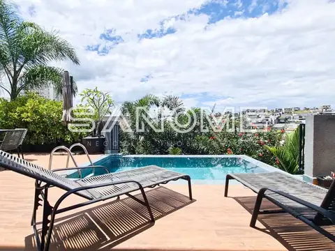 Área externa com piscina e espreguiçadeiras