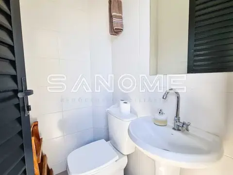 Banheiro com vaso sanitário e pia redonda