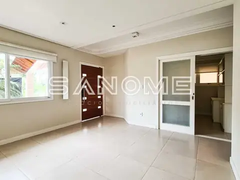 Sala com piso claro e portas de acesso