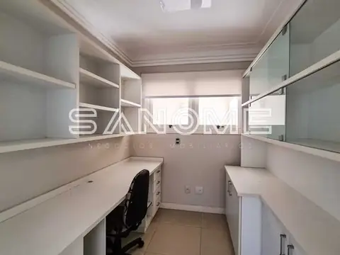Escritório planejado com bancada e estantes brancas