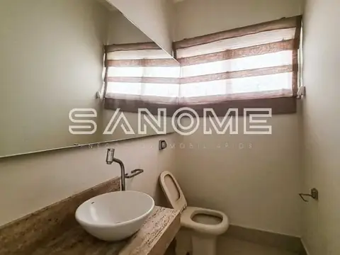 Banheiro com pia redonda e vaso sanitário