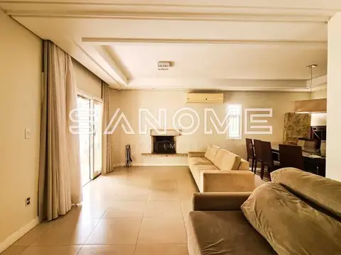Sala de estar com sofá e lareira integrada