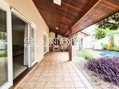 Varanda coberta com piso de cerâmica e teto de madeira