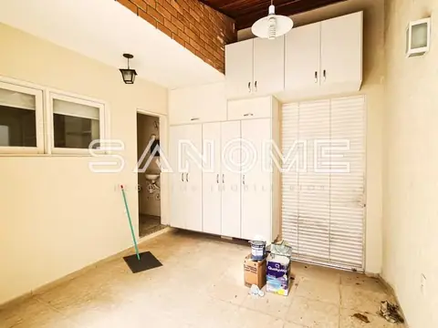 Garagem com armários embutidos e piso em cerâmica