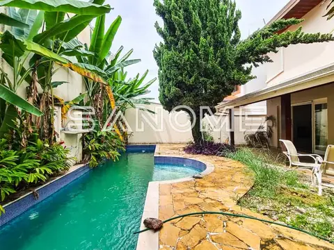 Área externa com piscina e paisagismo