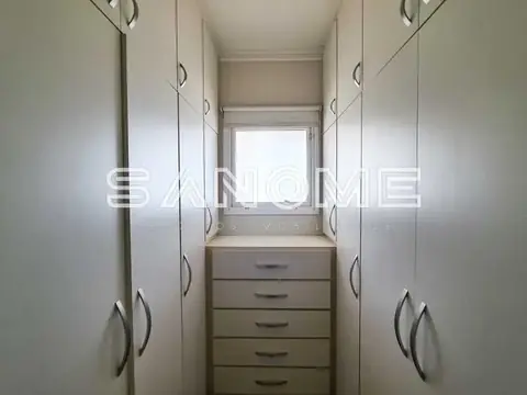 Guarda-roupa linear com portas espelhadas e gavetas