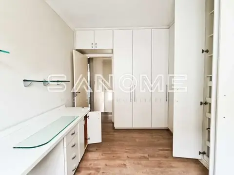 Closet com guarda-roupa branco e bancada