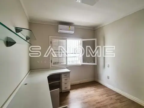 Escritório ou quarto com mesa, cadeira e ar-condicionado