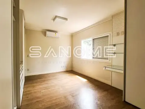 Cozinha vazia com piso de madeira e bancada branca