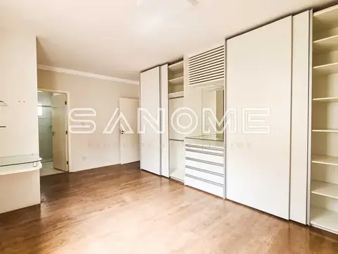 Quarto amplo com closet e espelho