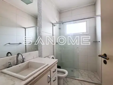 Banheiro com pia dupla e chuveiro