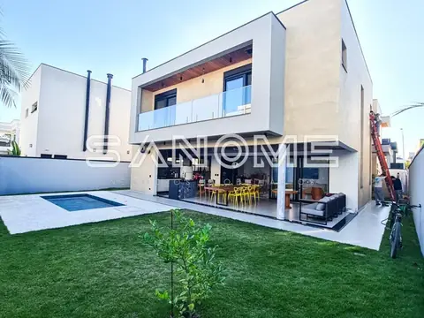 Casa moderna com piscina e área verde