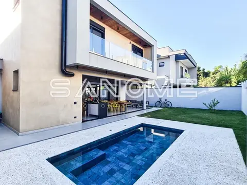 Área externa com piscina e gramado