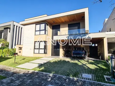 Fachada de casa moderna com garagem coberta