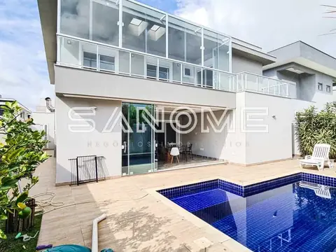 Área externa com piscina e estar integrado à casa