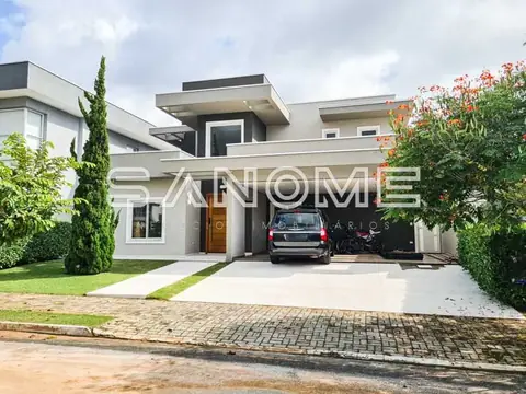 Fachada de casa com garagem e entrada em condomínio