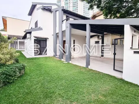 Casa com varanda, grama e garagem