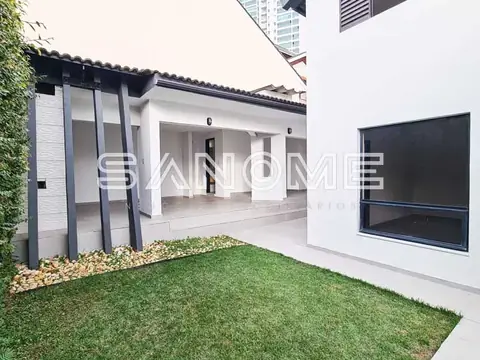 Casa com pátio e área externa em grama sintética