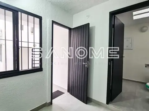 Entrada com porta e janela com grades pretas