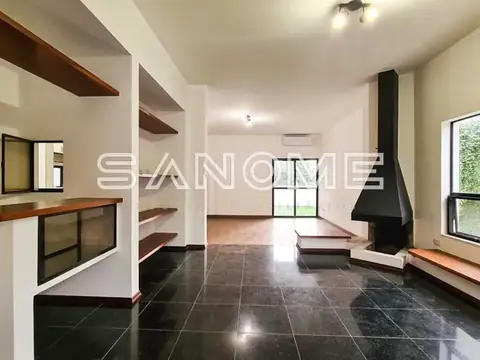 Sala integrada com lareira e piso em ardósia