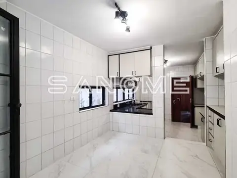 Cozinha com armários brancos e piso em mármore