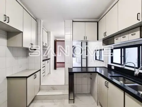 Cozinha planejada com bancada e bancada em granito