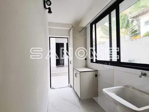 Banheiro com pia, vaso sanitário e janela com vista