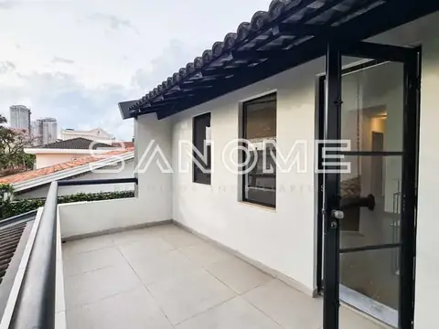 Varanda externa com piso em cerâmica e acesso à sala