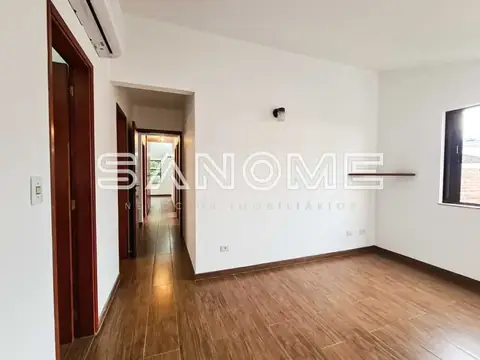 Sala vazia com piso de madeira e portas de acesso