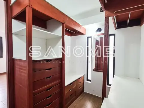 Closet com móvel em madeira maciça e espelhos