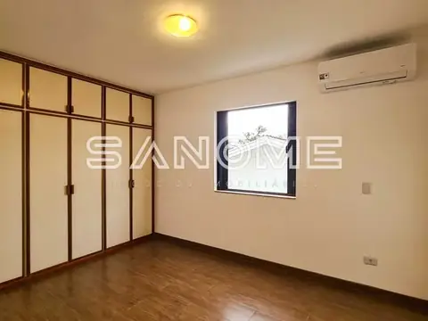 Quarto com guarda-roupa e janela