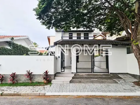Fachada de casa com portão e garagem