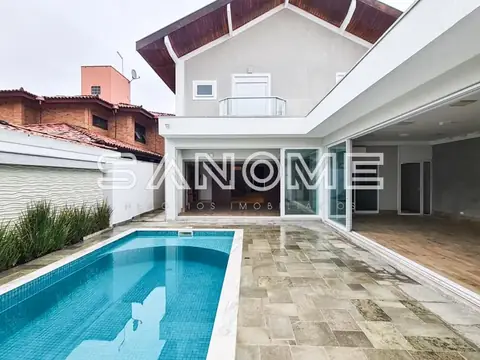 Área externa com piscina e deck de madeira