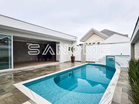Área externa com piscina e casa ao fundo