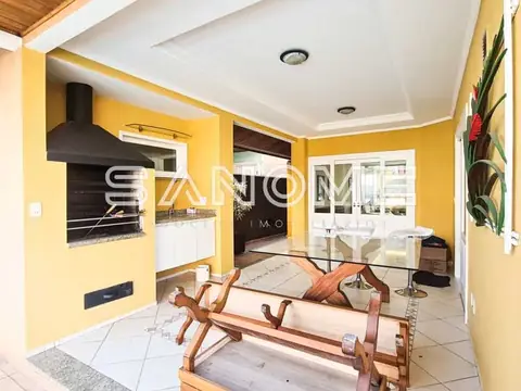 Sala integrada com cozinha e paredes amarelas