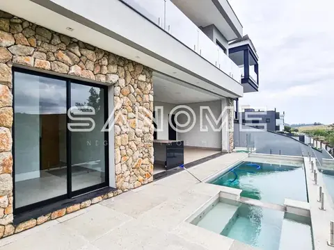 Área externa com piscina e jacuzzi