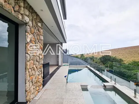 Varanda com piscina e vista para montanha